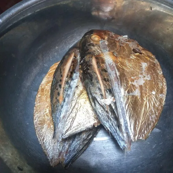Siapkan juga ikan semar asap. Bilas, lalu tiriskan.