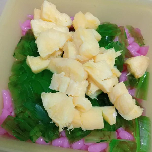 Potong-potong tape dan agar-agar. Masukkan dalam wadah besar bersama cendol.