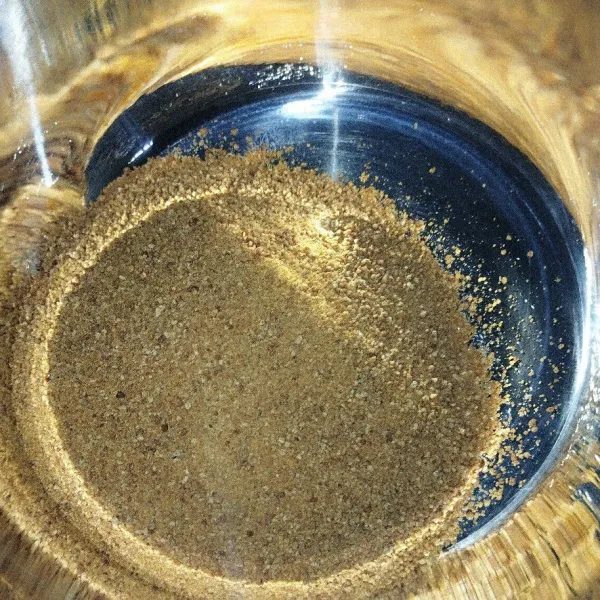 Dalam wadah masukkan palm sugar.