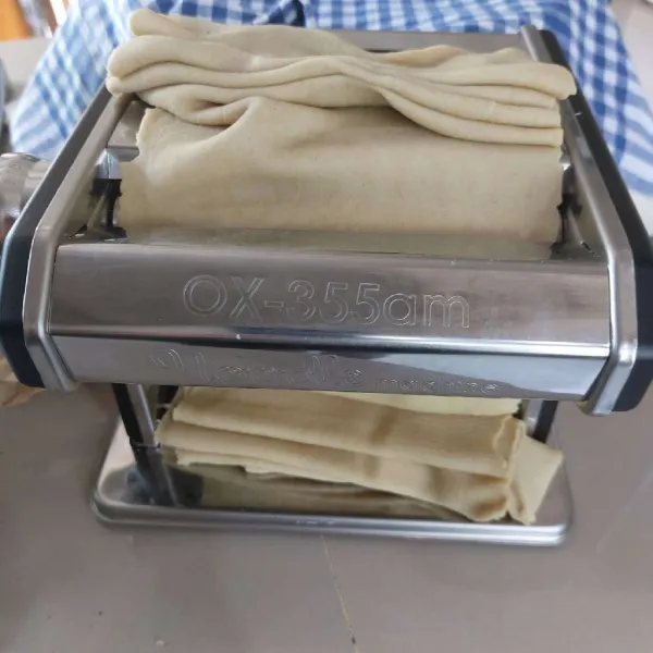 Gilas menggunakan ampia, mulai dari ukuran besar. Gilas berulang hingga rapi dan licin seperti kulit pangsit.