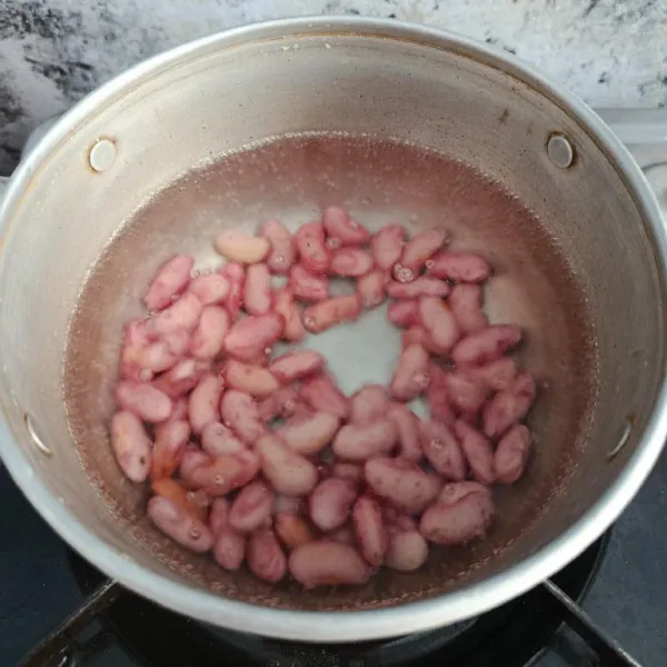 Rebus kacang merah hingga empuk, sisihkan.