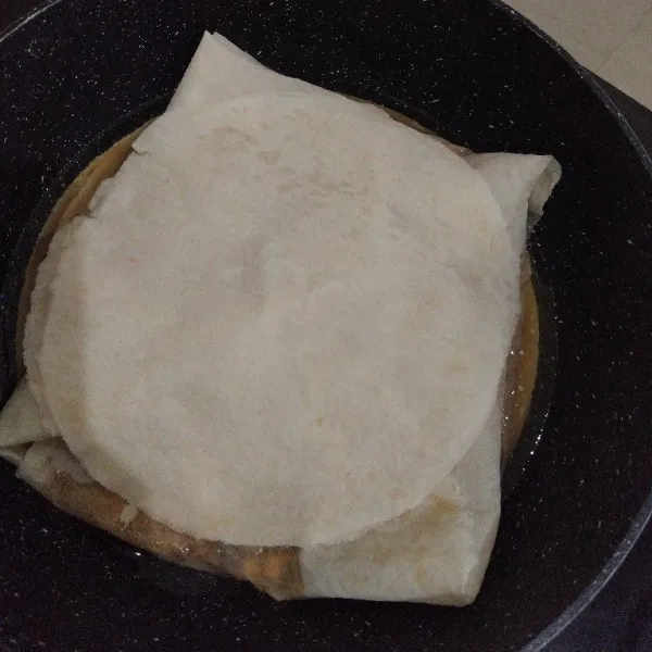 Lipat sisi samping kulit lumpia. Tutup bagian atas dengan kulit lumpia lagi.