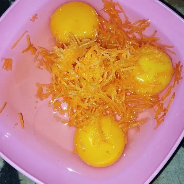 Campurkan telur dengan wortel serut.