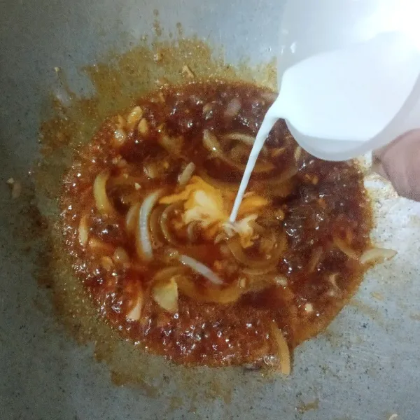 Tuang larutan maizena, aduk hingga mengental, lalu matikan api.