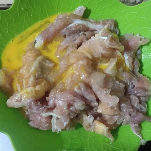 Masukkan telur kocok, lalu aduk rata.