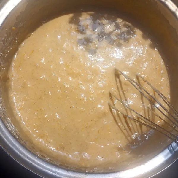 Terakhir, masukkan minyak sayur. Aduk rata dan biarkan adonan selama 30 menit.