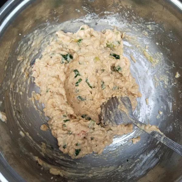 Tambahkan sedikit air, aduk kembali.