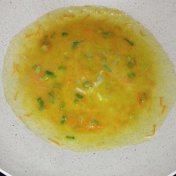 Dadar di pan anti lengket. Setelah matang, gulung.