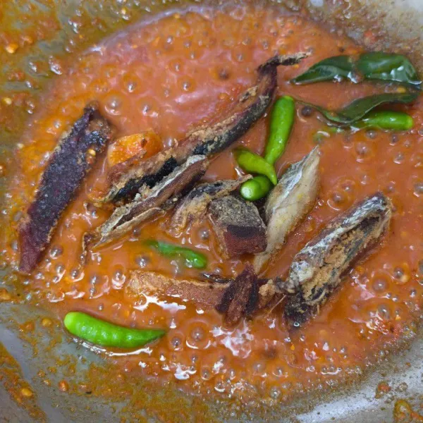 Masukkan ikan yang sudah digoreng dan tambahkan cabe lalap, aduk rata masak sampai meresap. Siap disajikan!
