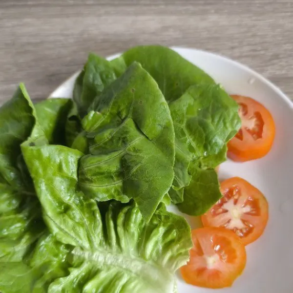 Siapkan sayuran segar yang sudah dicuci.