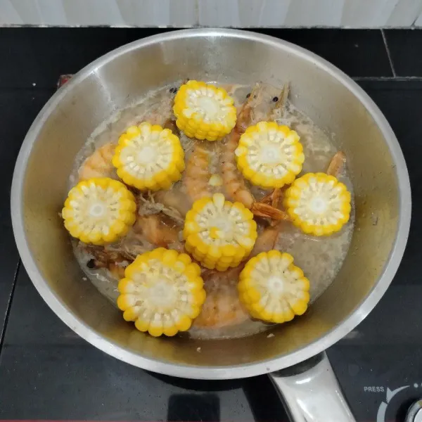 Setelah itu, masukkan jagung manis. Aduk rata.