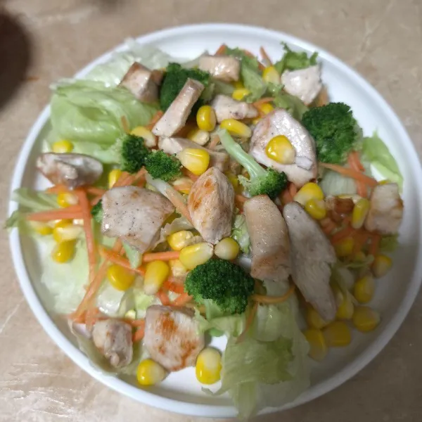 Tata semua sayuran di piring, tambahkan ayam.