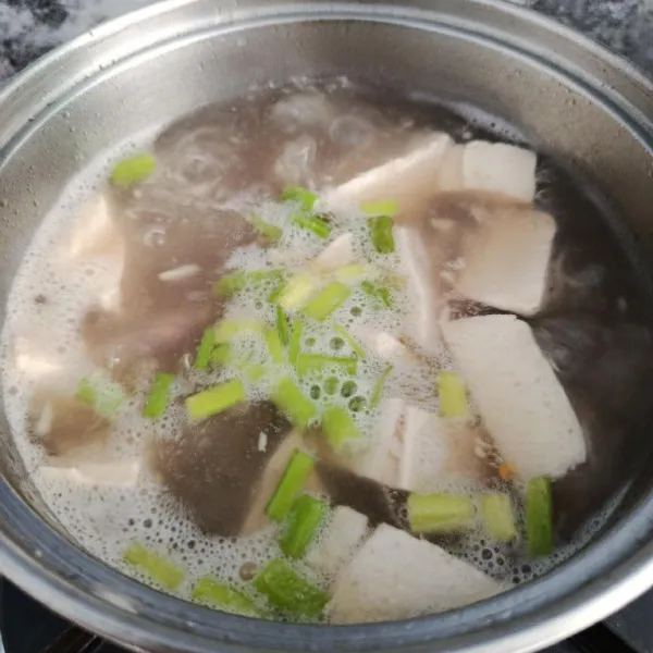 Terakhir, masukkan potongan tomat dan irisan daun bawang. Masak sampai layu, sajikan selagi hangat!