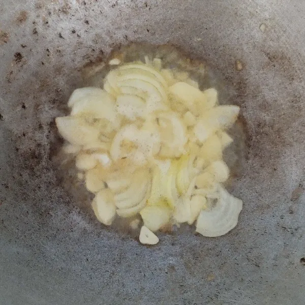 Tumis bawang putih dan bawang bombay hingga wangi.
