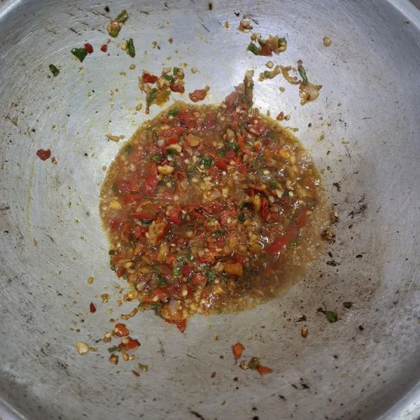 Kemudian tambahkan air asam jawa, kaldu jamur, garam, dan gula. Lalu, aduk rata.