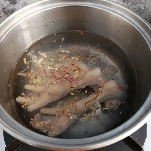 Siapkan air, masukkan ceker ayam rebus setengah matang dan tumisan bumbu. Rebus dengan api kecil hingga ceker ayam empuk.