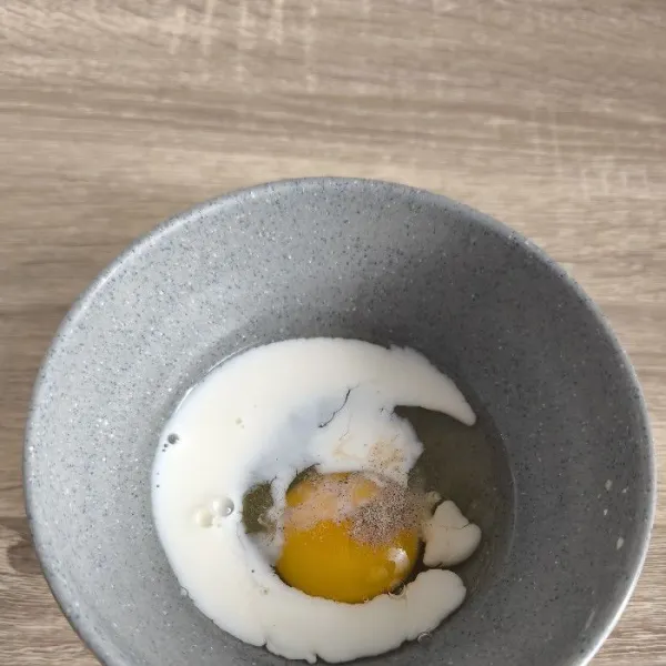 Campur jadi satu telur, susu, garam dan lada bubuk.