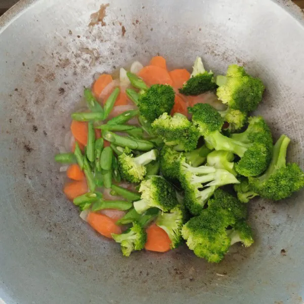 Masukkan buncis dan brokoli.