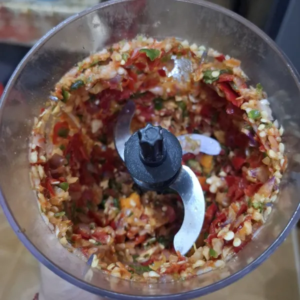 Haluskan bawang merah, bawang putih, cabe rawit, cabe merah besar, dan cabe rawit hijau menggunakan chopper.
