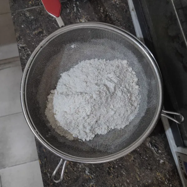 Masukkan tepung terigu sambil diayak dan mixer sebentar