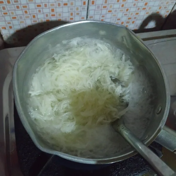 Rebus bihun sampai lunak, kemudian angkat dan tiriskan.