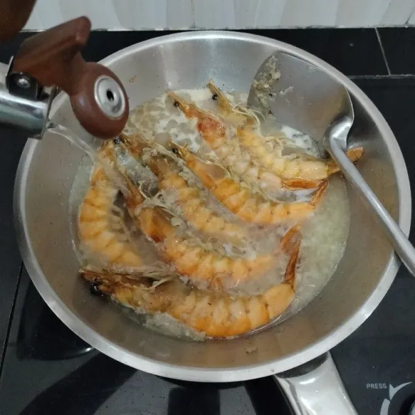 Lalu masukkan air, masak hingga mendidih.
