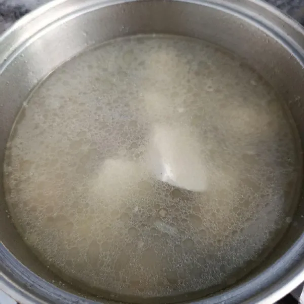 Masukkan tahu rebus dan kacang merah rebus, masak hingga mendidih.