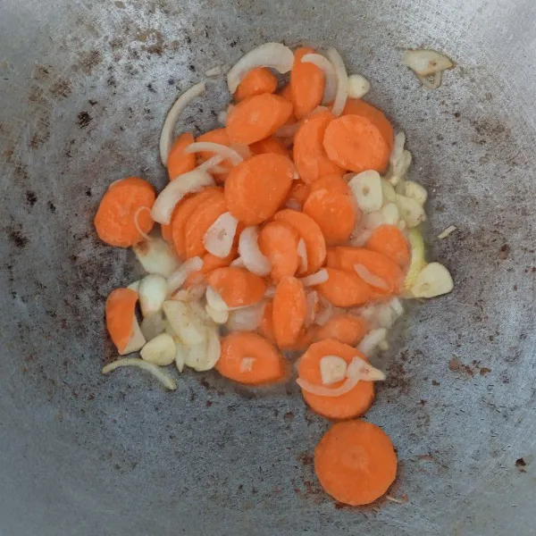 Masukkan wortel, beri sedikit air.