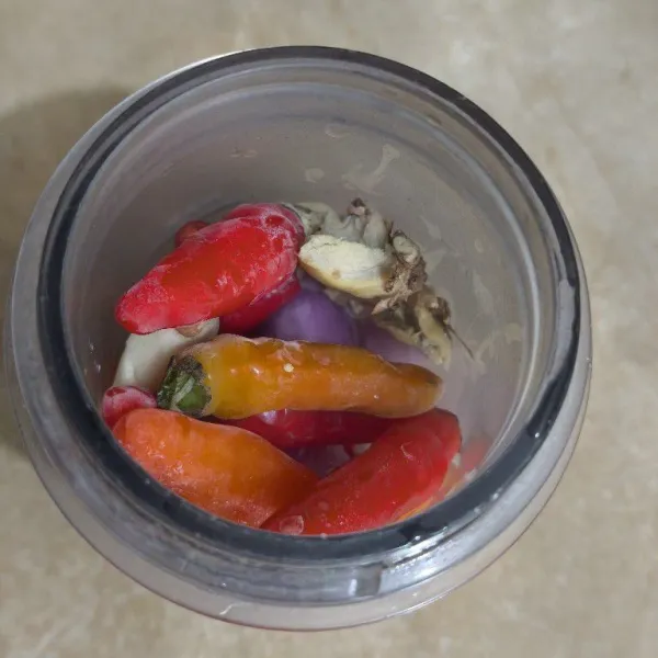 Masukkan semua bahan bumbu, lalu haluskan.