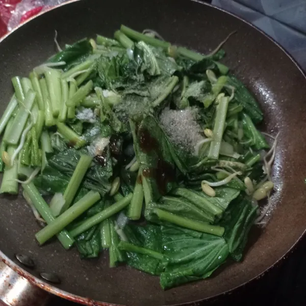 Bumbui saus tiram, garam, lada, gula, dan kaldu bubuk. Aduk rata.