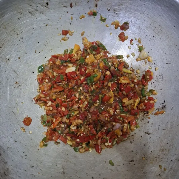 Tumis bumbu yang telah dihaluskan hingga harum.