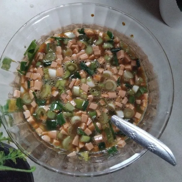 Tambahkan bumbu kari, kecap manis, garam, kaldu bubuk dan lada bubuk. Kocok rata.