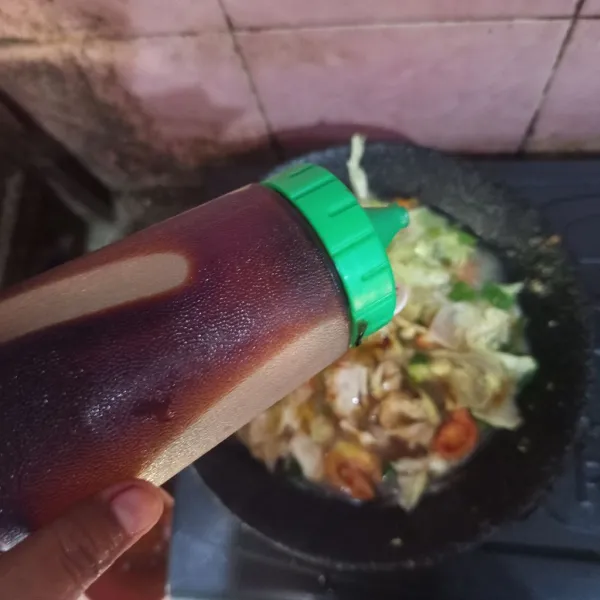 Tambahkan kecap.