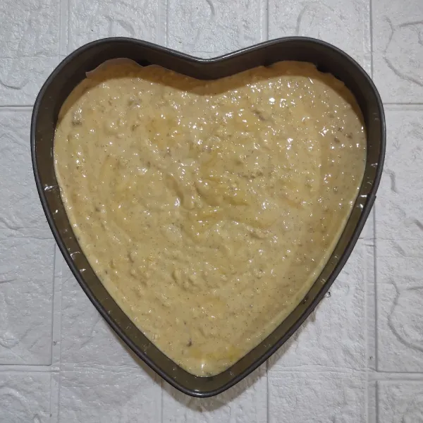 Tuang adonan ke loyang dan taburi topping sesuai selera secukupnya