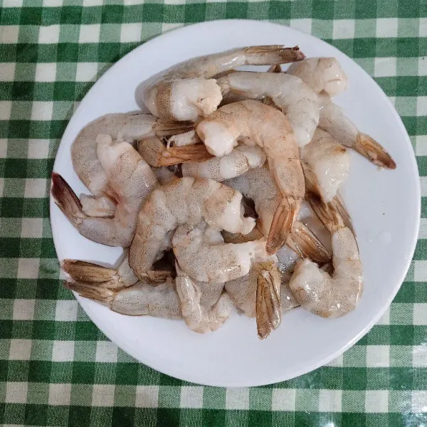 Cuci bersih udang, beri perasan jeruk nipis, diamkan beberapa saat.