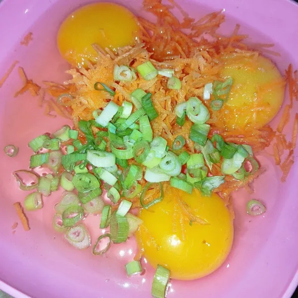 Tambahkan daun bawang, kaldu bubuk, dan lada.