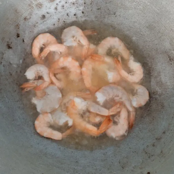 Goreng udang setengah matang atau asal berubah warna, kemudian sisihkan.