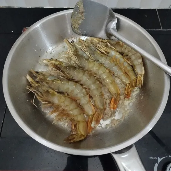 Lalu masukkan udang, tumis hingga udang berubah warna.