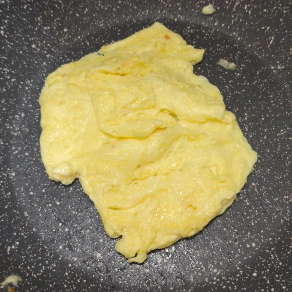 Masak telur dengan olive oil, lalu angkat.