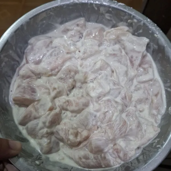 Marinasi ayam kurang lebih 15 menit dengan bahan pelapis ayam yang telah dilarutkan dengan sedikit air.