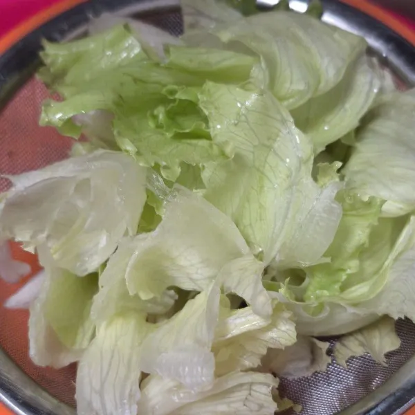 Cuci selada dan tiriskan.