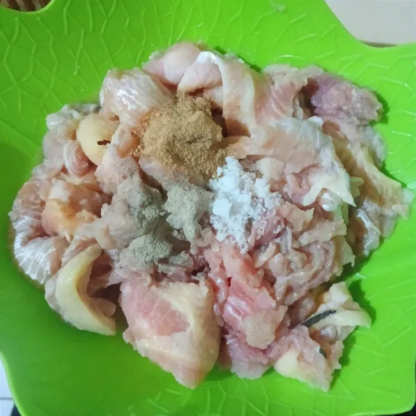 Masukkan ayam, lada, kaldu bubuk, dan garam ke dalam wadah.