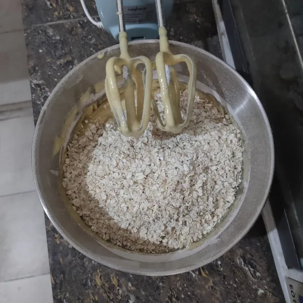 Masukkan oat, pisang halus, baking powder, vanili bubuk, cinnamon bubuk, dan garam lalu mixer hingga semua bahan tercampur rata