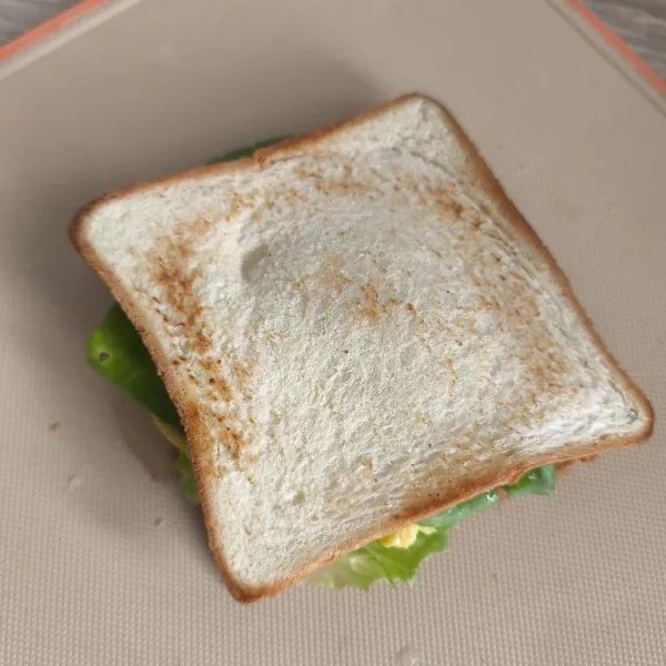 Tutup dengan roti lagi,lalu siap dihidangkan.