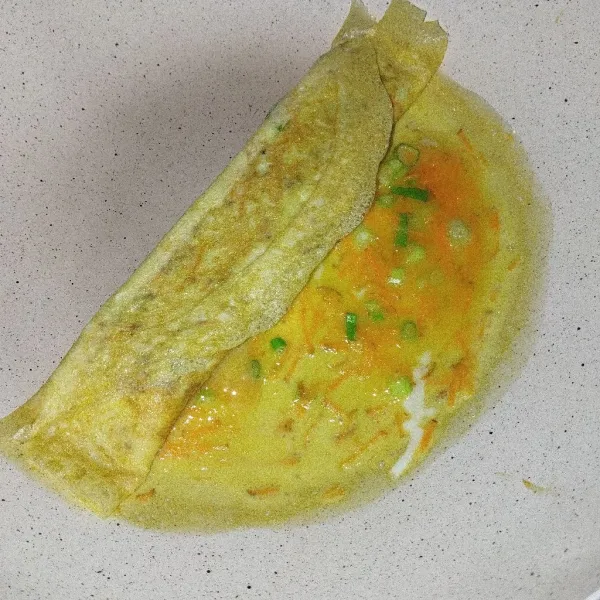 Gulung, lalu tuang lagi telur, gulung lagi ke arah berlawanan.
