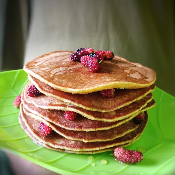 Susun pancake dan beri toping sesuai selera. Sajikan!