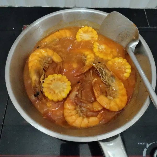 Masak hingga bumbu meresap dan kuah mengental. Angkat.
