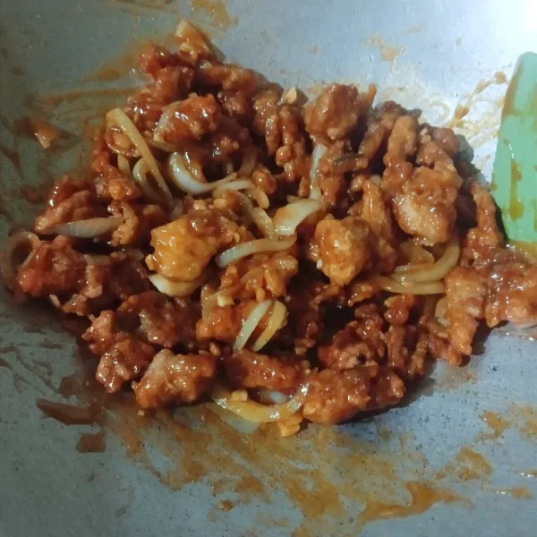 Taburi dengan biji wijen di atasnya. Sajikan!