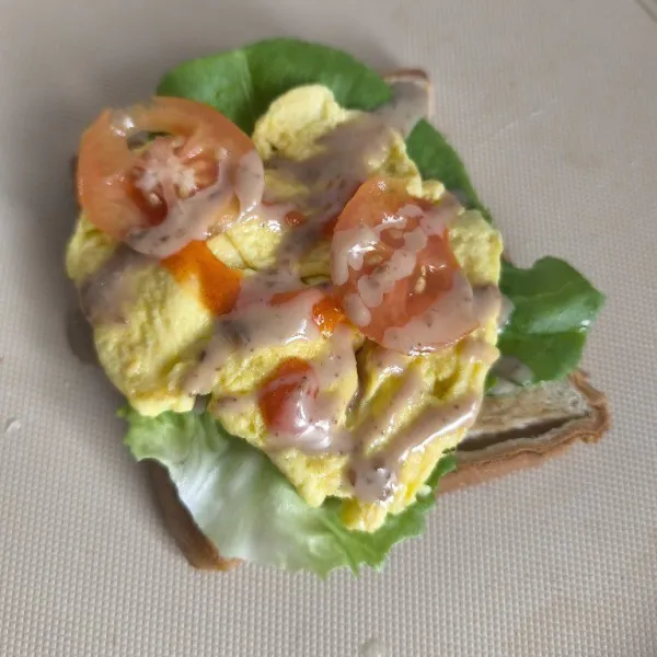 Tata sayuran, telur dan beri saos sambal dan mayonais.