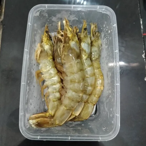 Buang bagian tajam dan sungut udang, lalu cuci bersih. Sisihkan.
